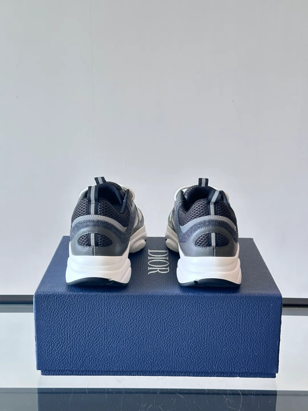 Factory price: 480💰 ◾️▫️Dior D®️ x 🆕 (high version) B22 men's jogging fashion sneakers, this single product draws inspiration from retro jogging shoes. It adopts a thick low-top design, with an upper made of black cow leather and mesh fabric, and a black and white engraved rubber sole. Black mesh fabric tongue and heel counters complement black laces, with an embossed "Di~r" logo embellishment on the side. These sneakers can be mixed and matched with a classic suit for a sporty chic look! Size: 39-45 (38, 46, 47 can be customized)